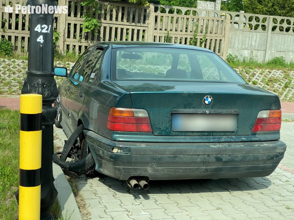 Parking przy cmentarzu jest systematycznie dewastowany. 