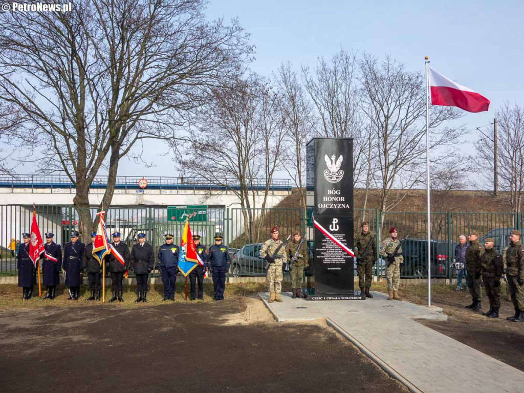 W Płocku odsłonięto pomnik Armii Krajowej [ZDJĘCIA]