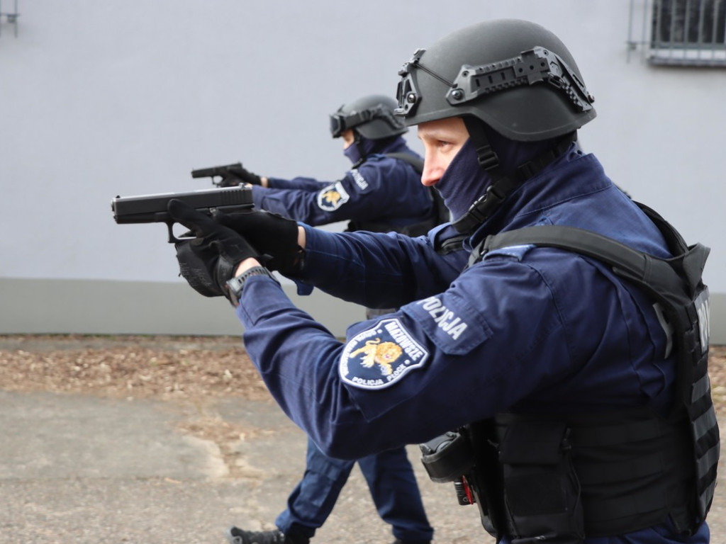 Płoccy policjanci w walce z uzbrojonymi napastnikami [ZDJĘCIA]