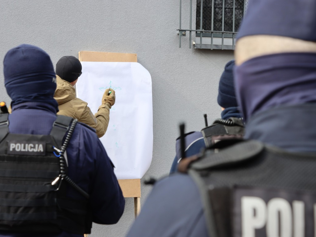 Płoccy policjanci w walce z uzbrojonymi napastnikami [ZDJĘCIA]
