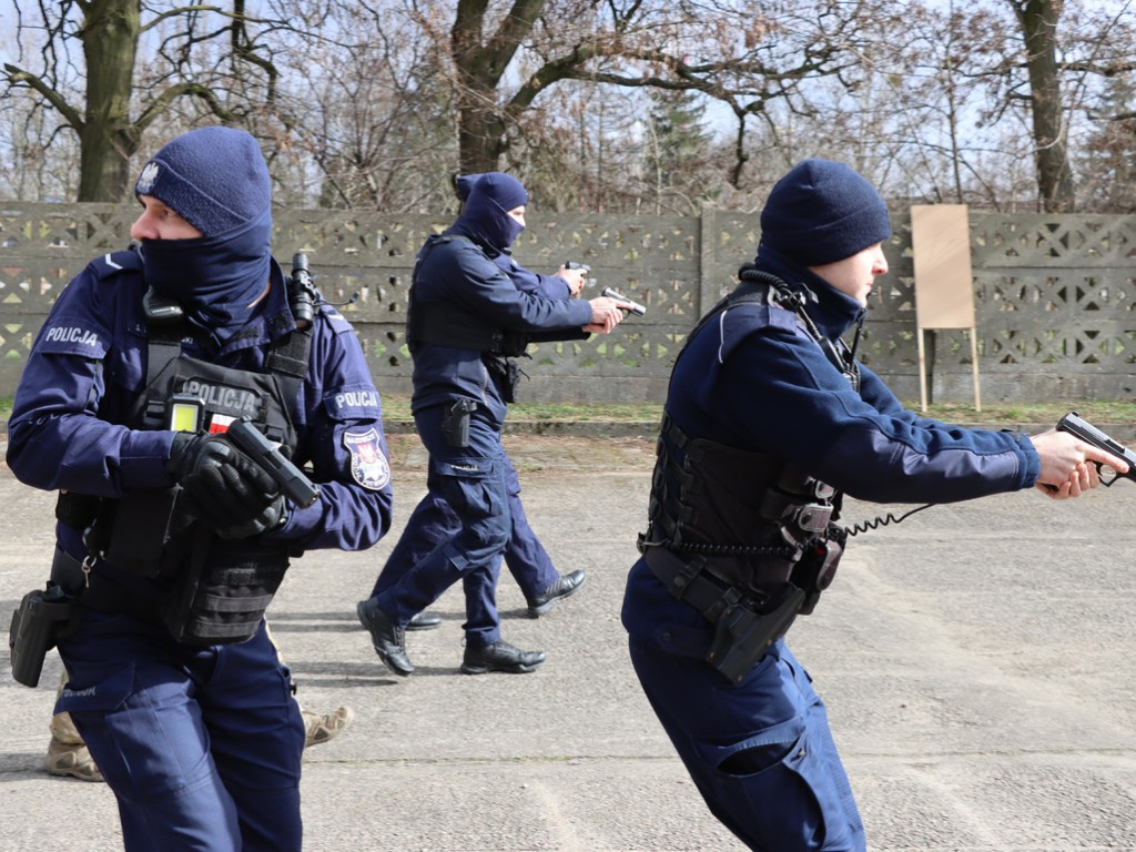 Płoccy policjanci w walce z uzbrojonymi napastnikami [ZDJĘCIA]