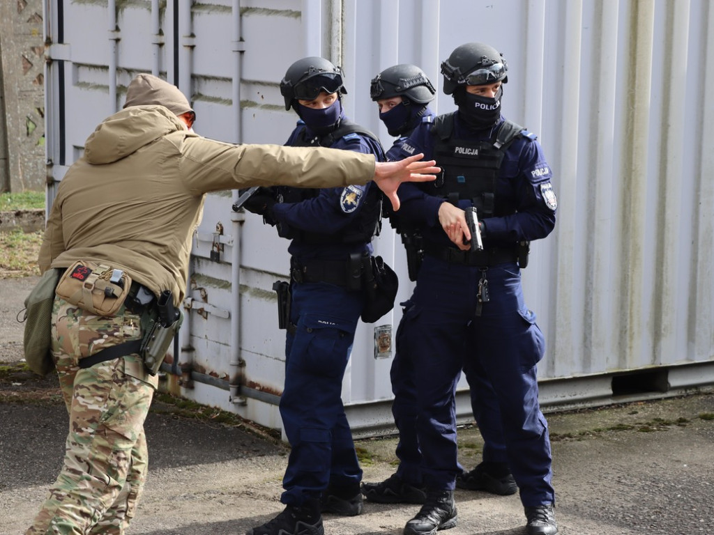 Płoccy policjanci w walce z uzbrojonymi napastnikami [ZDJĘCIA]