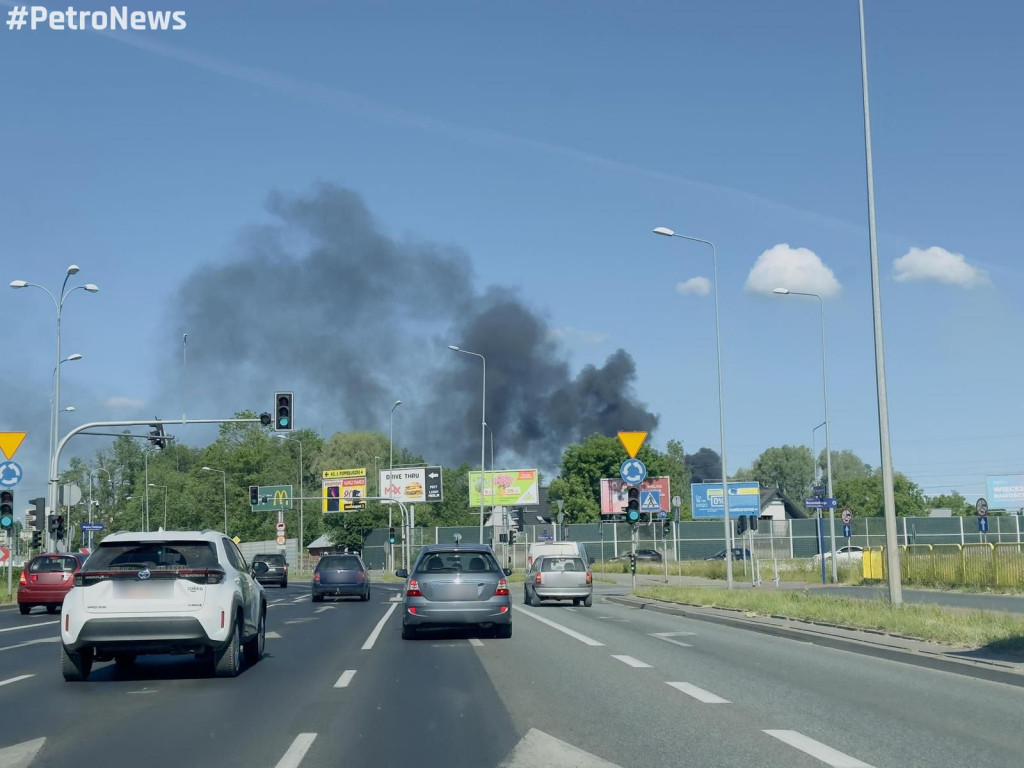 Kłęby czarnego dymu nad Płockiem. Doszło do ogromnego pożaru [ZDJĘCIA]