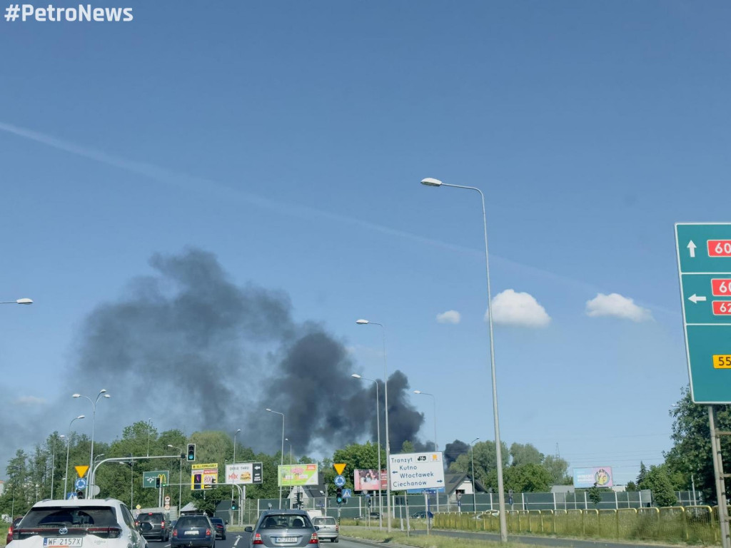 Kłęby czarnego dymu nad Płockiem. Doszło do ogromnego pożaru [ZDJĘCIA]