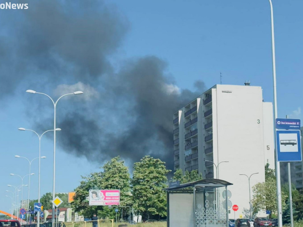 Kłęby czarnego dymu nad Płockiem. Doszło do ogromnego pożaru [ZDJĘCIA]