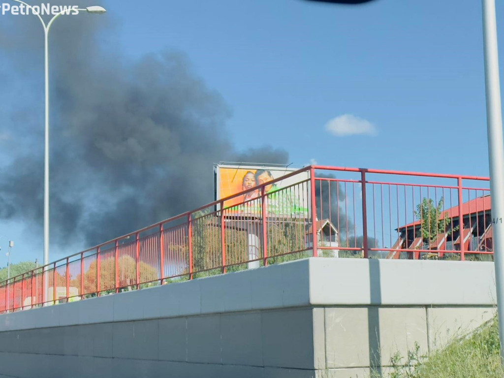 Kłęby czarnego dymu nad Płockiem. Doszło do ogromnego pożaru [ZDJĘCIA]