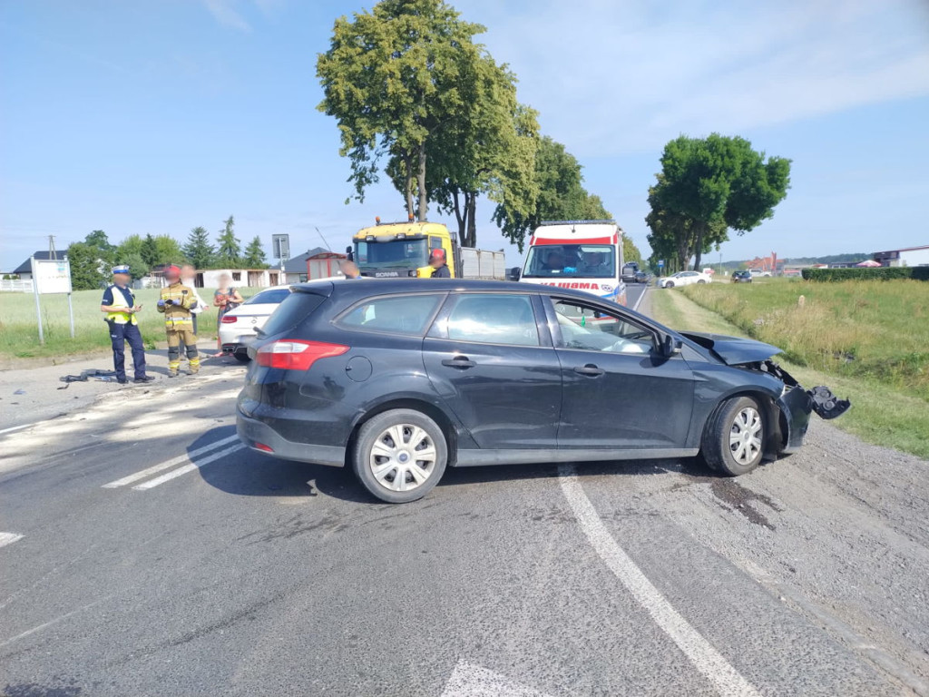 Zderzenie mercedesa i forda. Kierowca wymusił pierwszeństwo [ZDJĘCIA]