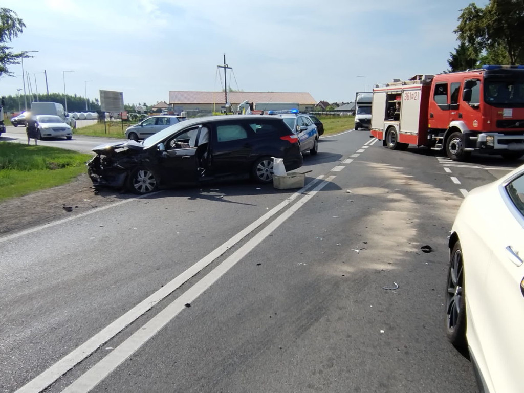 Zderzenie mercedesa i forda. Kierowca wymusił pierwszeństwo [ZDJĘCIA]