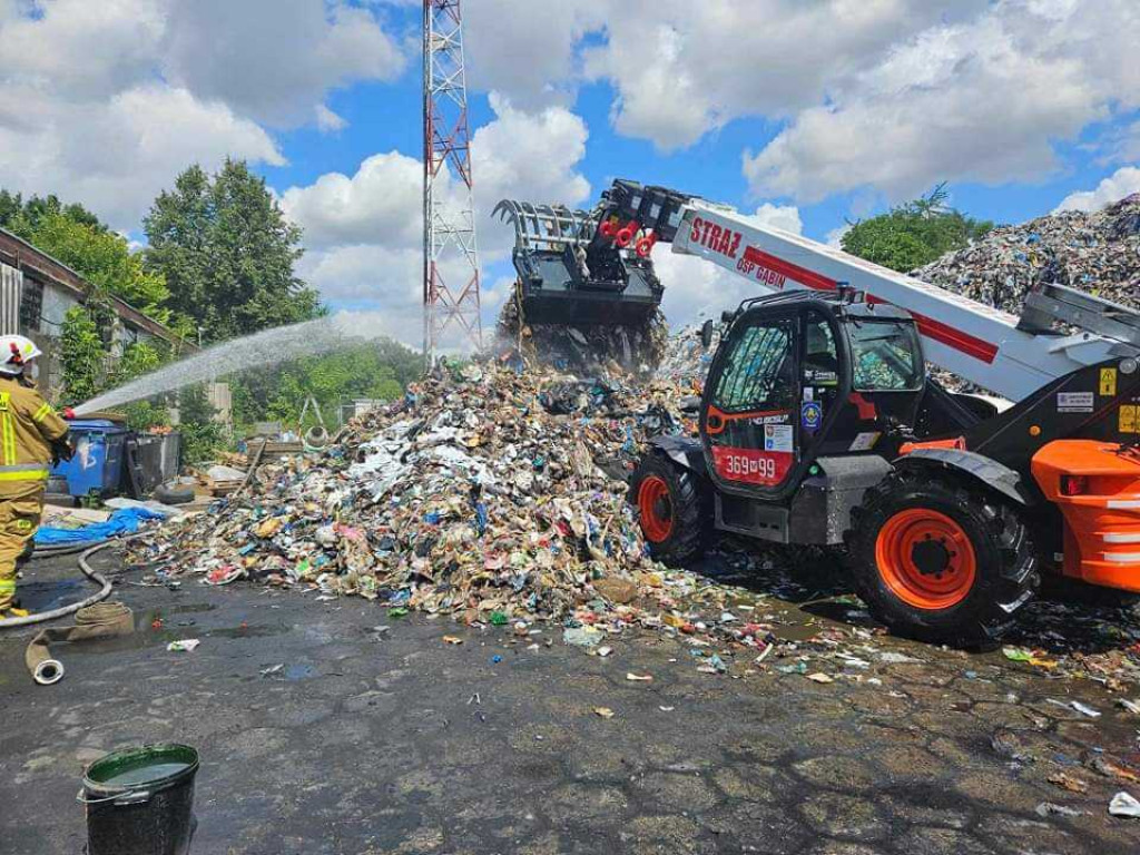 Trwa dogaszanie pożaru składowiska odpadów w Nowym Miszewie [ZDJĘCIA]