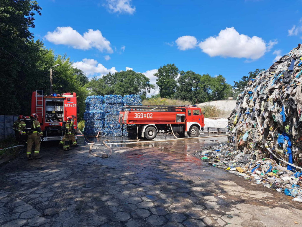 Trwa dogaszanie pożaru składowiska odpadów w Nowym Miszewie [ZDJĘCIA]