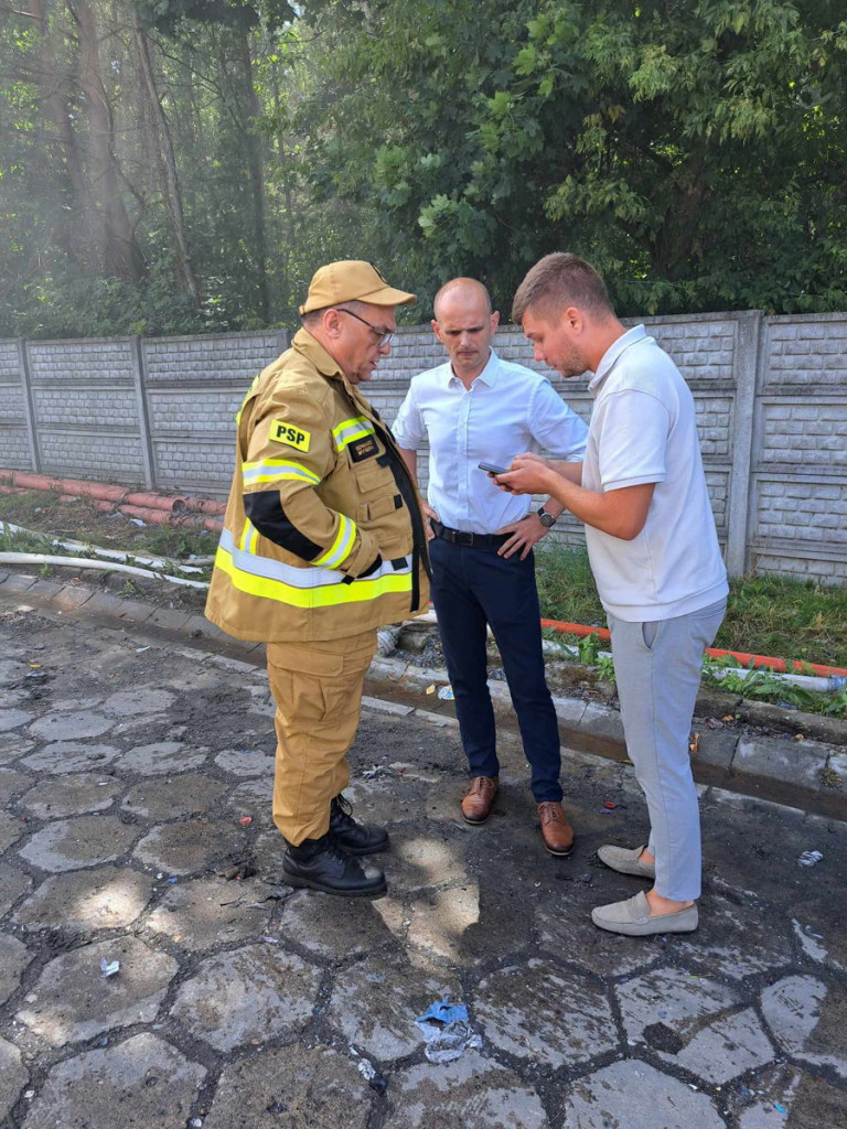 Trwa dogaszanie pożaru składowiska odpadów w Nowym Miszewie [ZDJĘCIA]