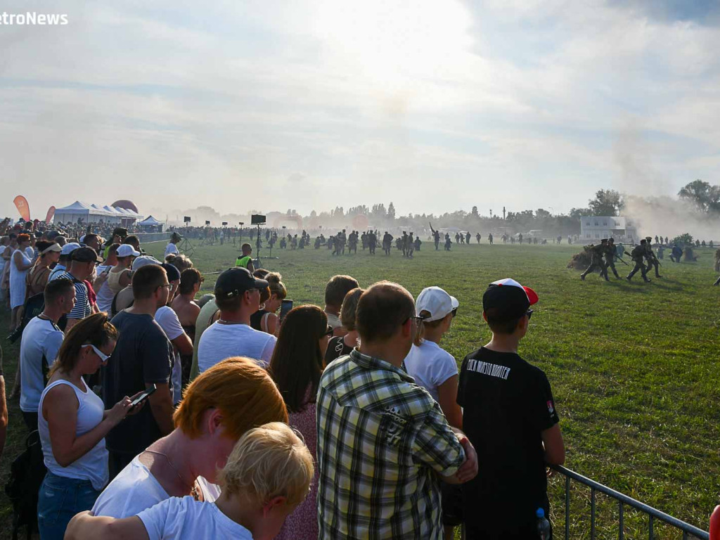 Widowisko na płockim lotnisku. Rekonstruktorzy odtworzyli walkę z bolszewikami [ZDJĘCIA]