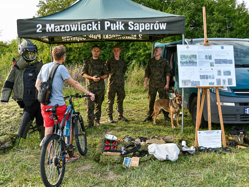 Widowisko na płockim lotnisku. Rekonstruktorzy odtworzyli walkę z bolszewikami [ZDJĘCIA]