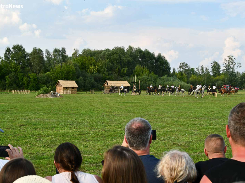 Widowisko na płockim lotnisku. Rekonstruktorzy odtworzyli walkę z bolszewikami [ZDJĘCIA]