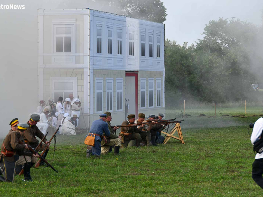 Widowisko na płockim lotnisku. Rekonstruktorzy odtworzyli walkę z bolszewikami [ZDJĘCIA]