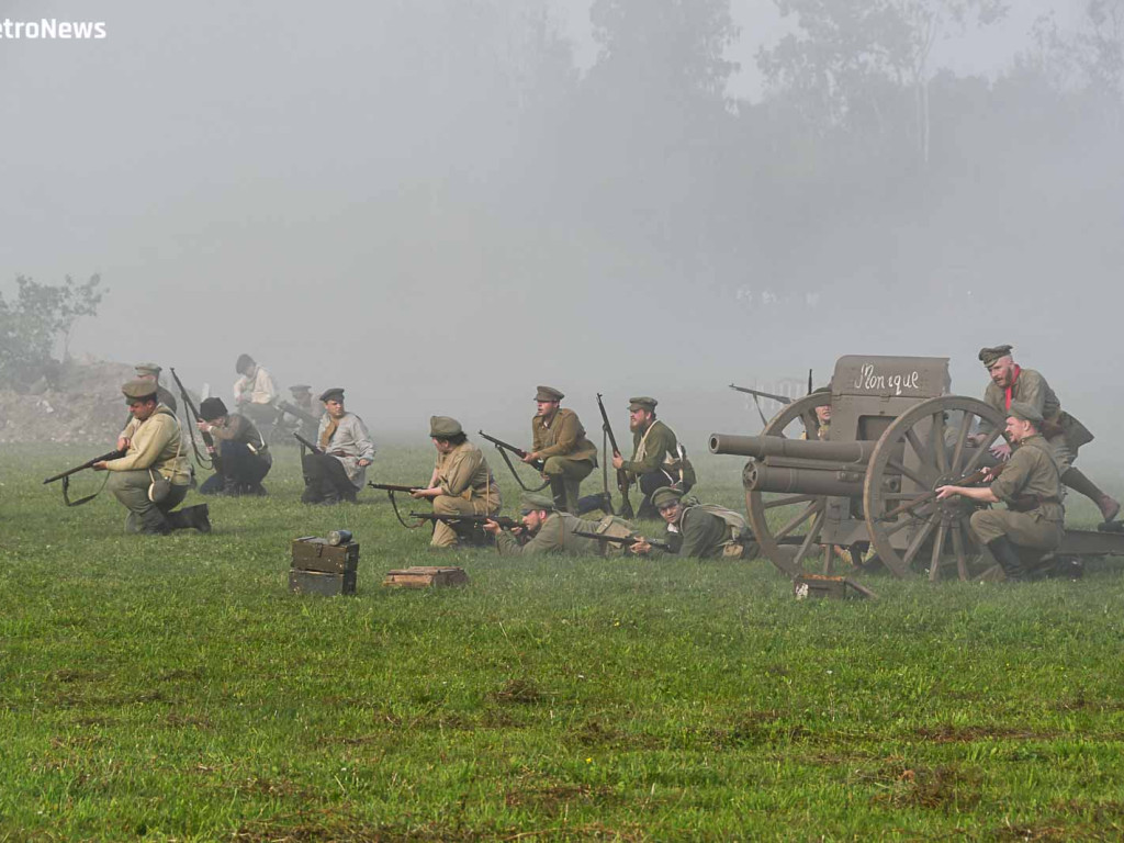 Widowisko na płockim lotnisku. Rekonstruktorzy odtworzyli walkę z bolszewikami [ZDJĘCIA]