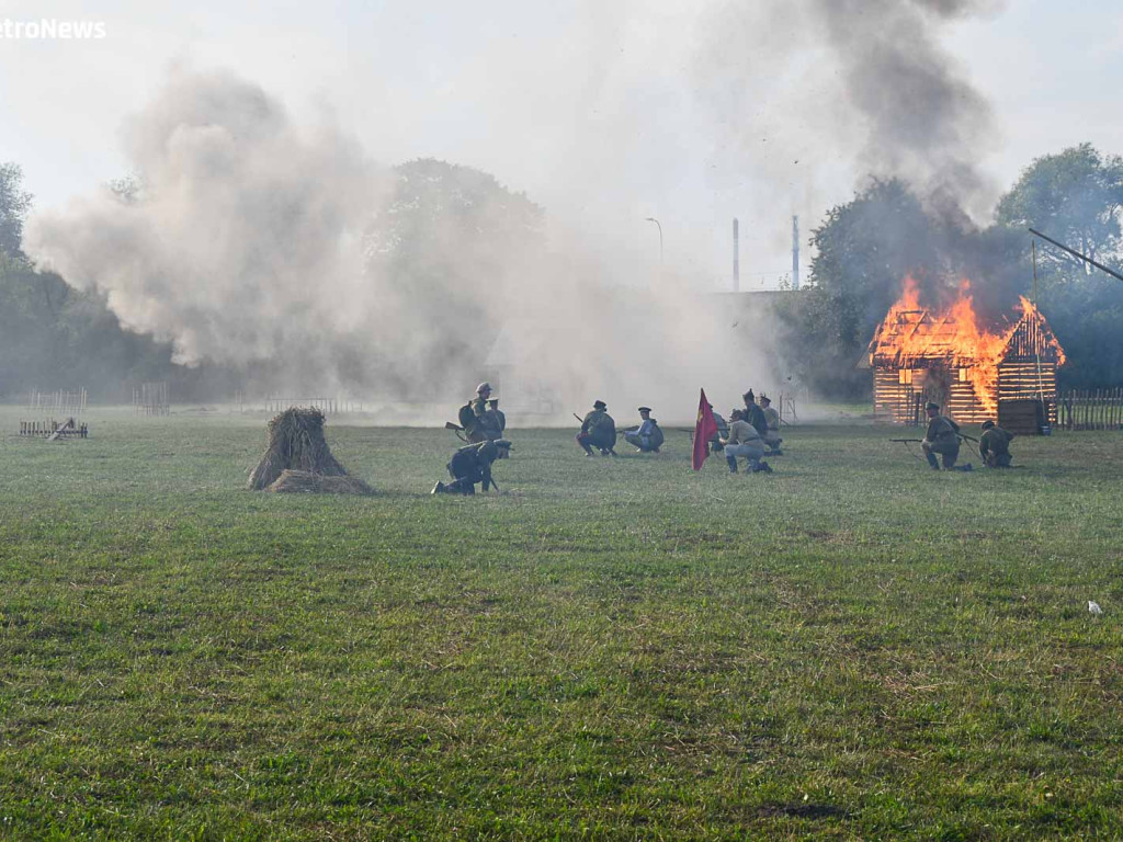 Widowisko na płockim lotnisku. Rekonstruktorzy odtworzyli walkę z bolszewikami [ZDJĘCIA]