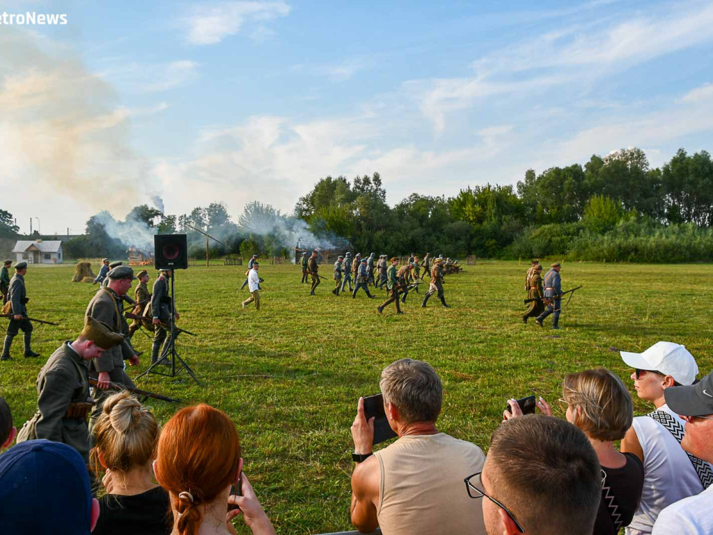 Widowisko na płockim lotnisku. Rekonstruktorzy odtworzyli walkę z bolszewikami [ZDJĘCIA]