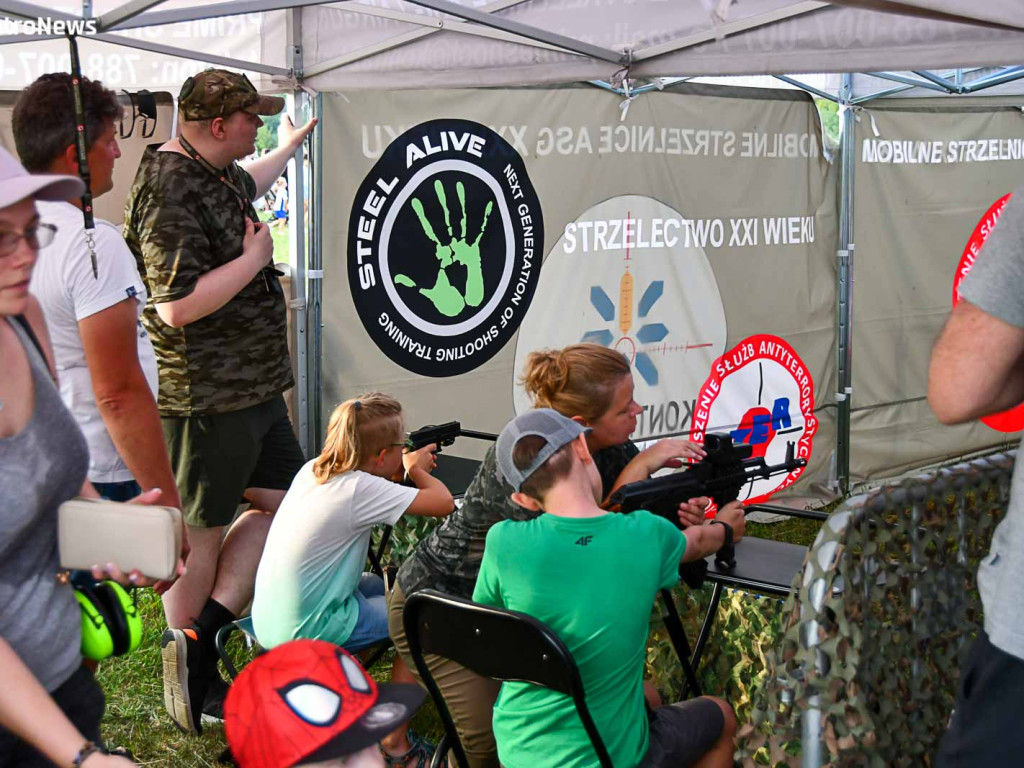 Widowisko na płockim lotnisku. Rekonstruktorzy odtworzyli walkę z bolszewikami [ZDJĘCIA]