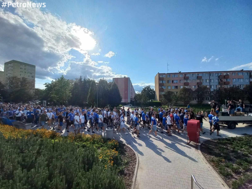 Piłkarskie święto w Płocku. Kibice Nafciarzy przemaszerowali przez miasto