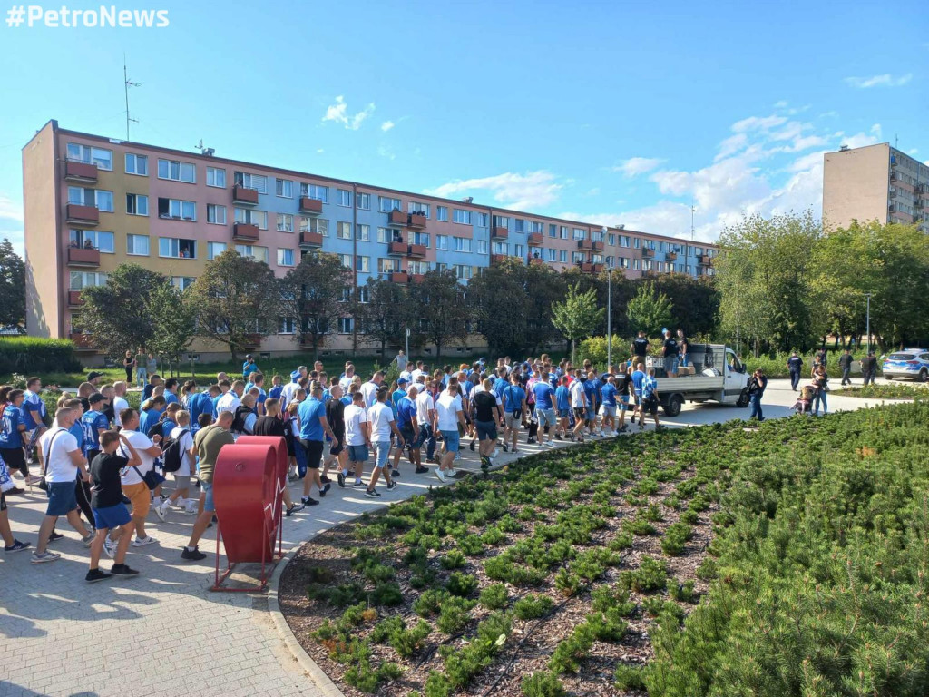 Piłkarskie święto w Płocku. Kibice Nafciarzy przemaszerowali przez miasto