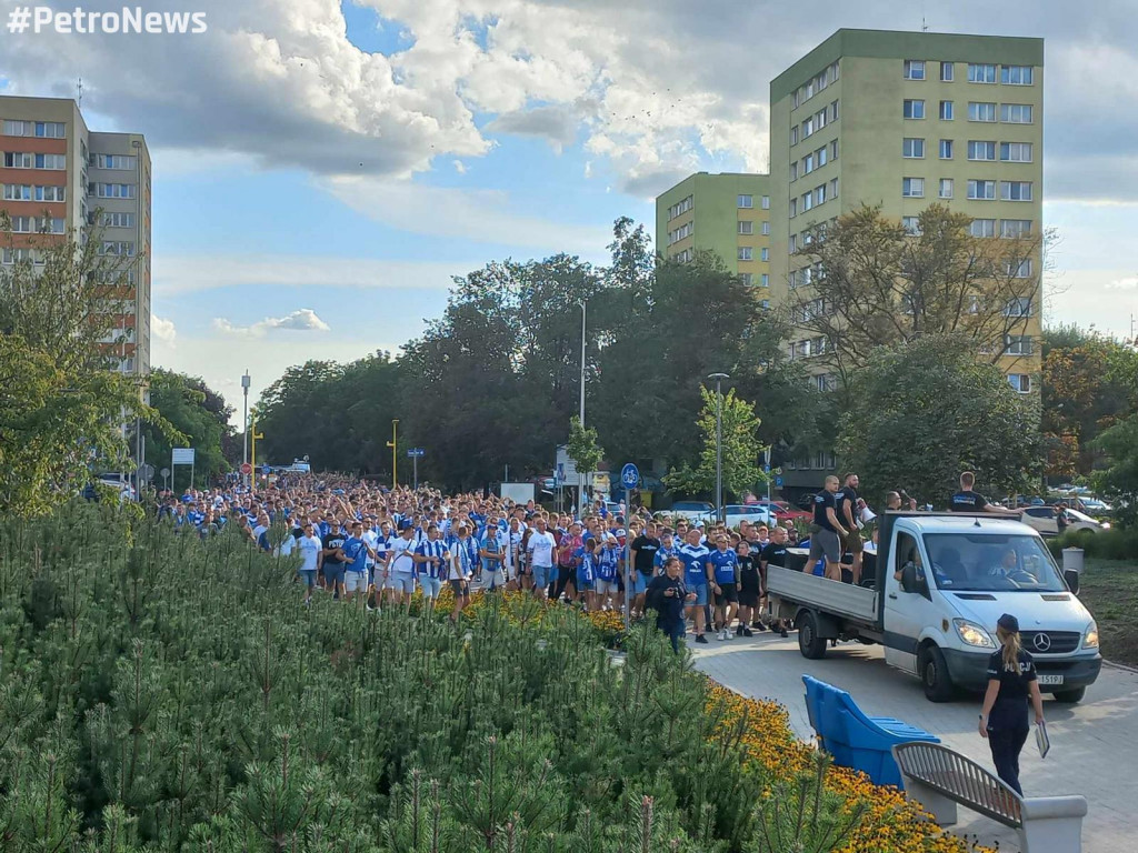 Piłkarskie święto w Płocku. Kibice Nafciarzy przemaszerowali przez miasto