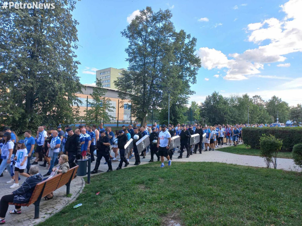 Piłkarskie święto w Płocku. Kibice Nafciarzy przemaszerowali przez miasto