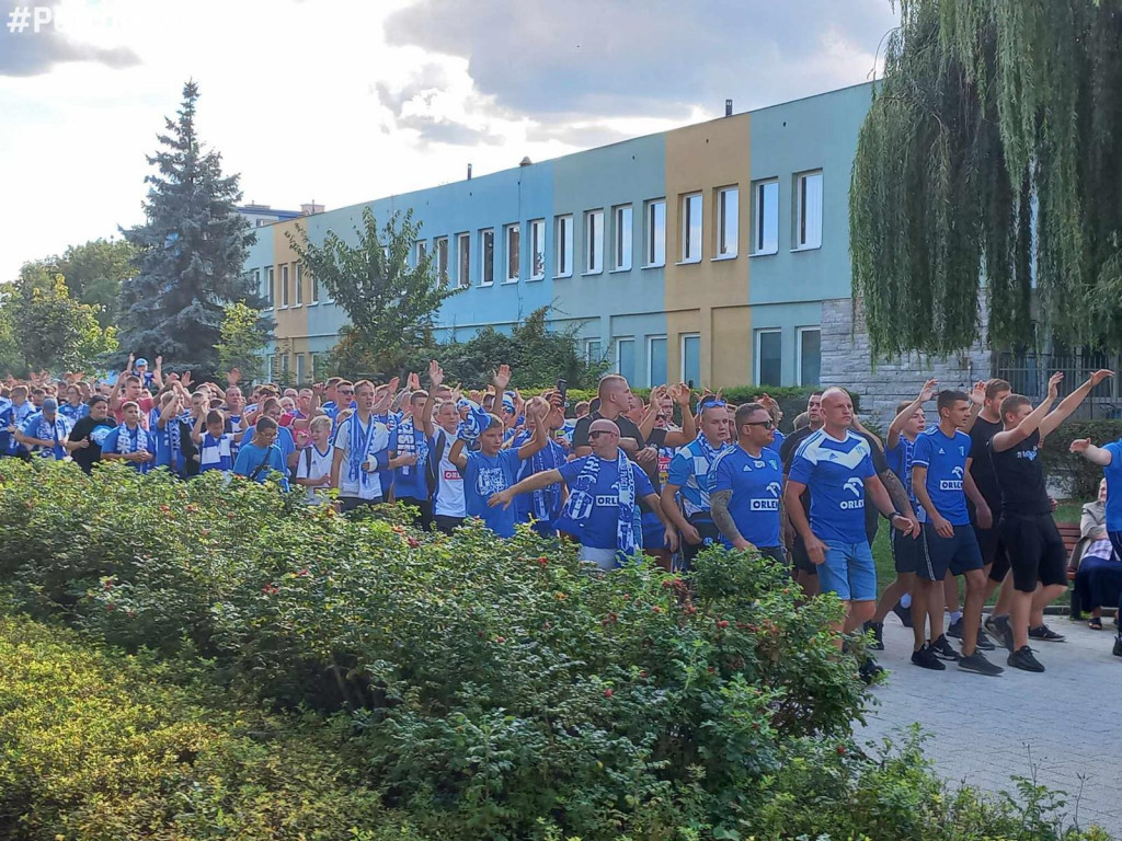 Piłkarskie święto w Płocku. Kibice Nafciarzy przemaszerowali przez miasto