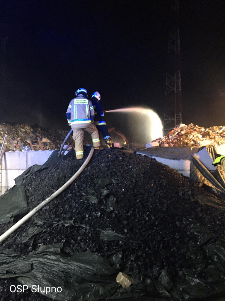 Ponad osiem godzin trwało gaszenie pożaru składowiska odpadów [ZDJĘCIA]