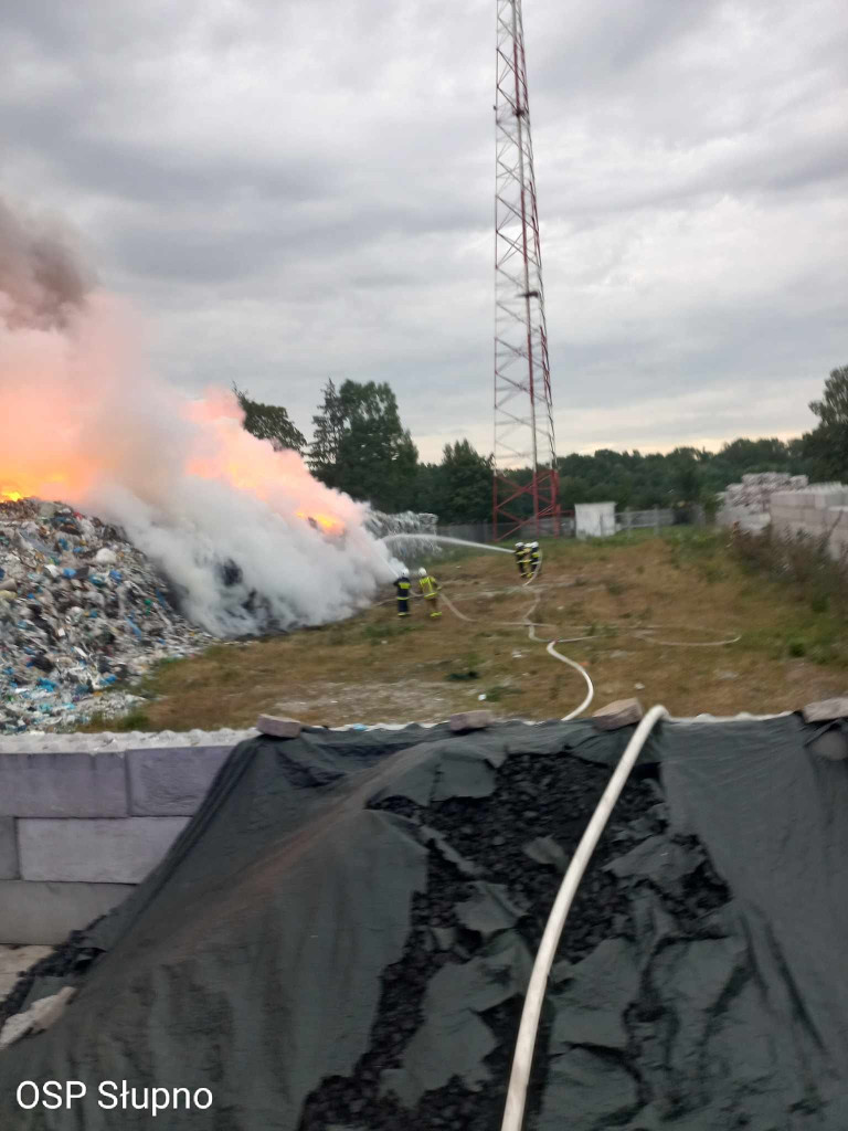 Ponad osiem godzin trwało gaszenie pożaru składowiska odpadów [ZDJĘCIA]