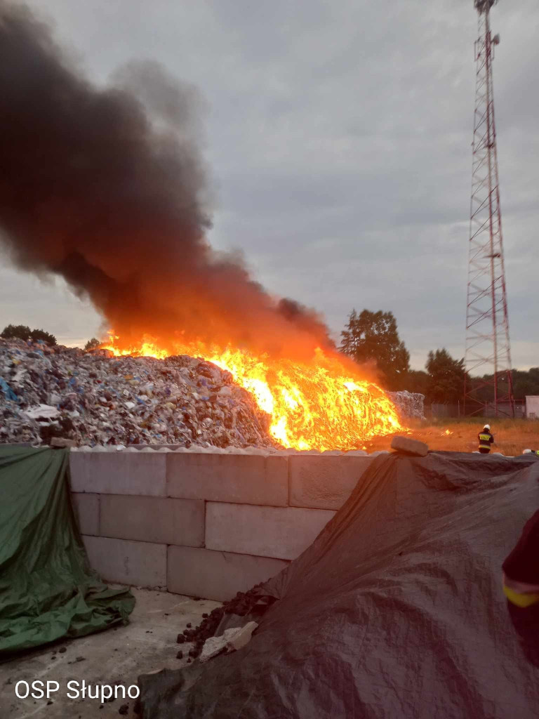 Ponad osiem godzin trwało gaszenie pożaru składowiska odpadów [ZDJĘCIA]