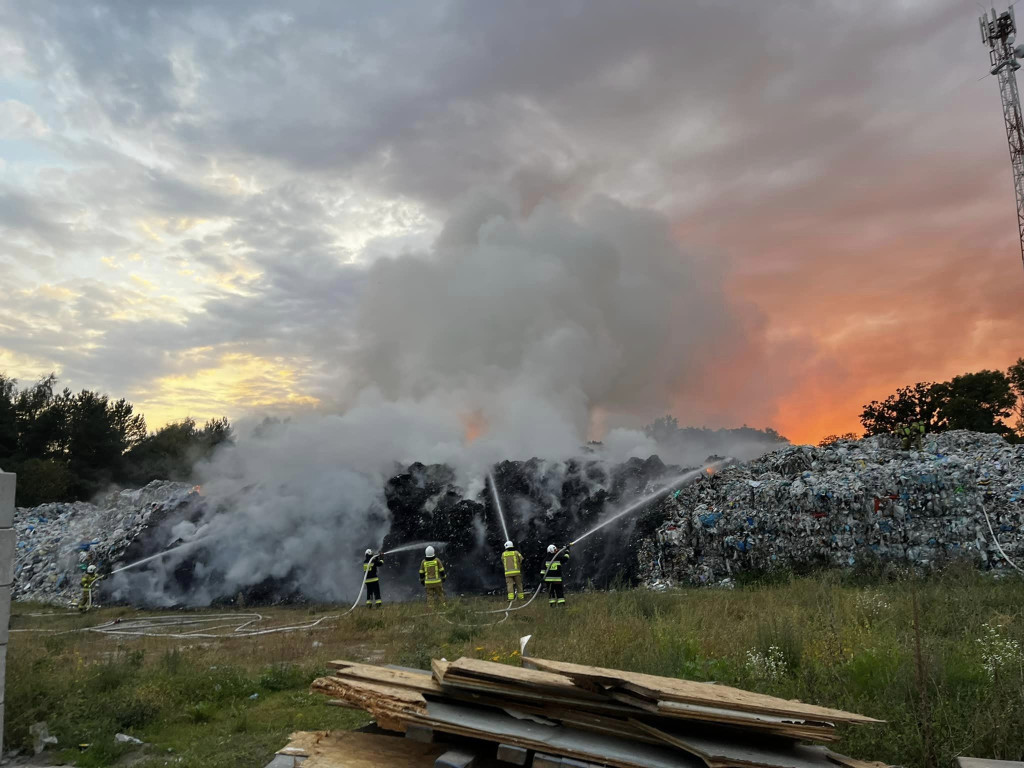 Ponad osiem godzin trwało gaszenie pożaru składowiska odpadów [ZDJĘCIA]