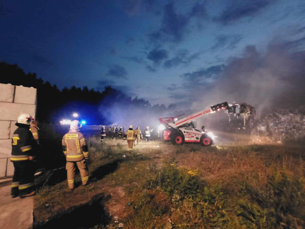 Ponad osiem godzin trwało gaszenie pożaru składowiska odpadów [ZDJĘCIA]