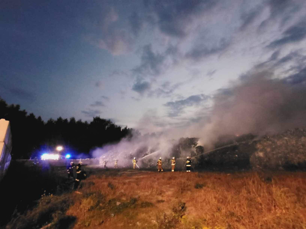 Ponad osiem godzin trwało gaszenie pożaru składowiska odpadów [ZDJĘCIA]