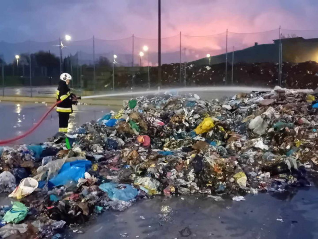 Pożar wysypiska w Kobiernikach. Płonęła sortownia odpadów [ZDJĘCIA]