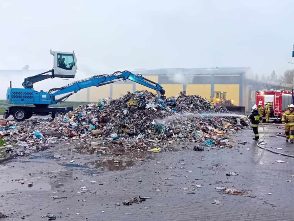 Pożar wysypiska w Kobiernikach. Płonęła sortownia odpadów [ZDJĘCIA]