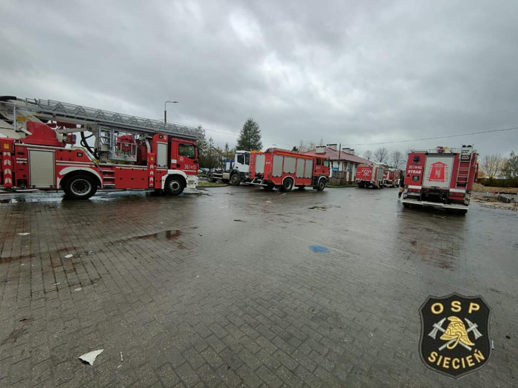 Pożar wysypiska w Kobiernikach. Płonęła sortownia odpadów [ZDJĘCIA]