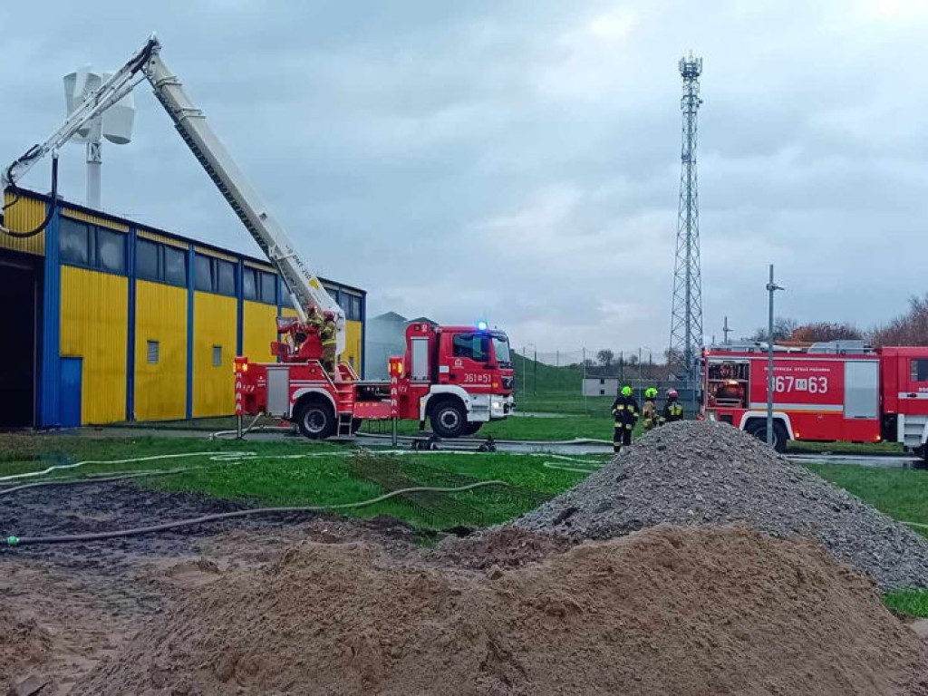 Pożar wysypiska w Kobiernikach. Płonęła sortownia odpadów [ZDJĘCIA]