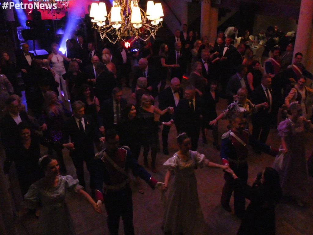 Bal Niepodległościowy w Płocku już po raz 16. [ZDJĘCIA]