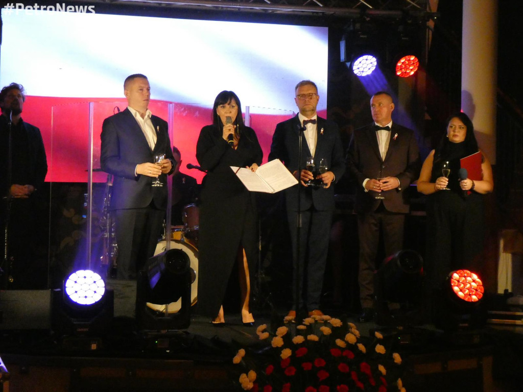 Bal Niepodległościowy w Płocku już po raz 16. [ZDJĘCIA]