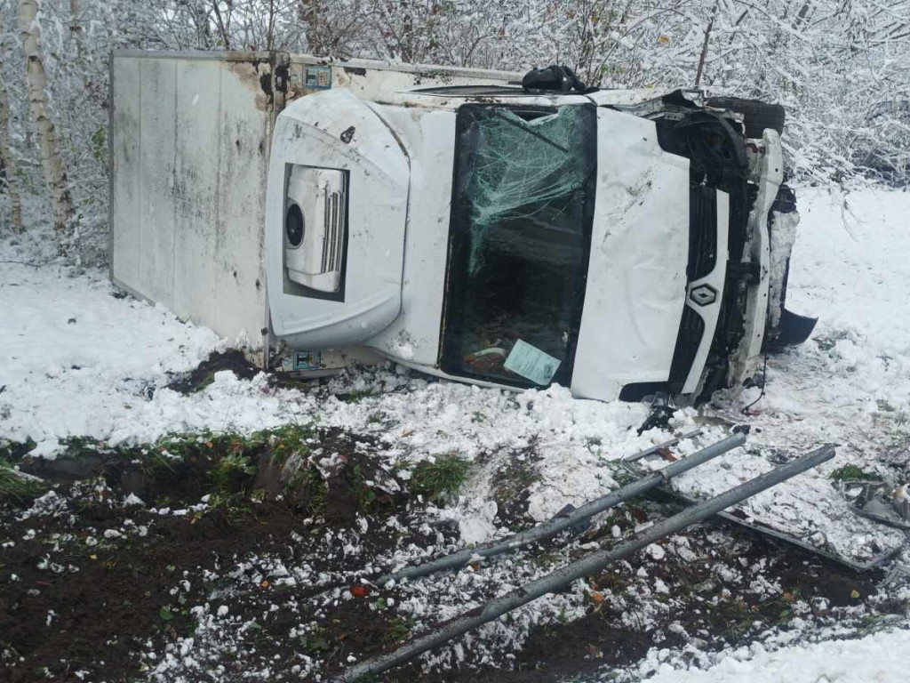 Zjechał z drogi, by uniknąć zderzenia. Jego auto dachowało [ZDJĘCIA]