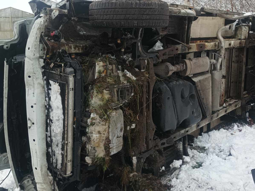 Zjechał z drogi, by uniknąć zderzenia. Jego auto dachowało [ZDJĘCIA]