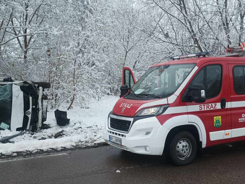 Zjechał z drogi, by uniknąć zderzenia. Jego auto dachowało [ZDJĘCIA]