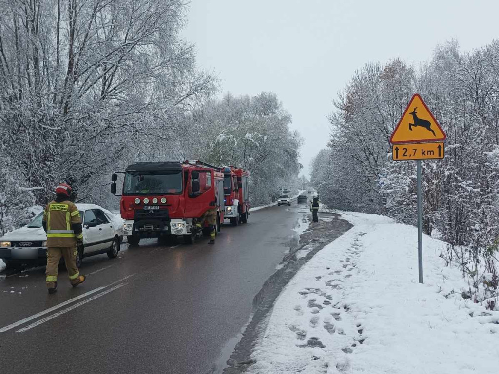 Zjechał z drogi, by uniknąć zderzenia. Jego auto dachowało [ZDJĘCIA]