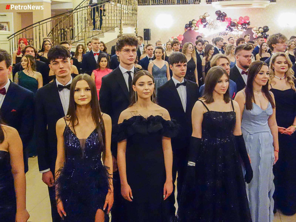 Widowiskowa studniówka III Liceum Ogólnokształcącego w Płocku [ZDJĘCIA]