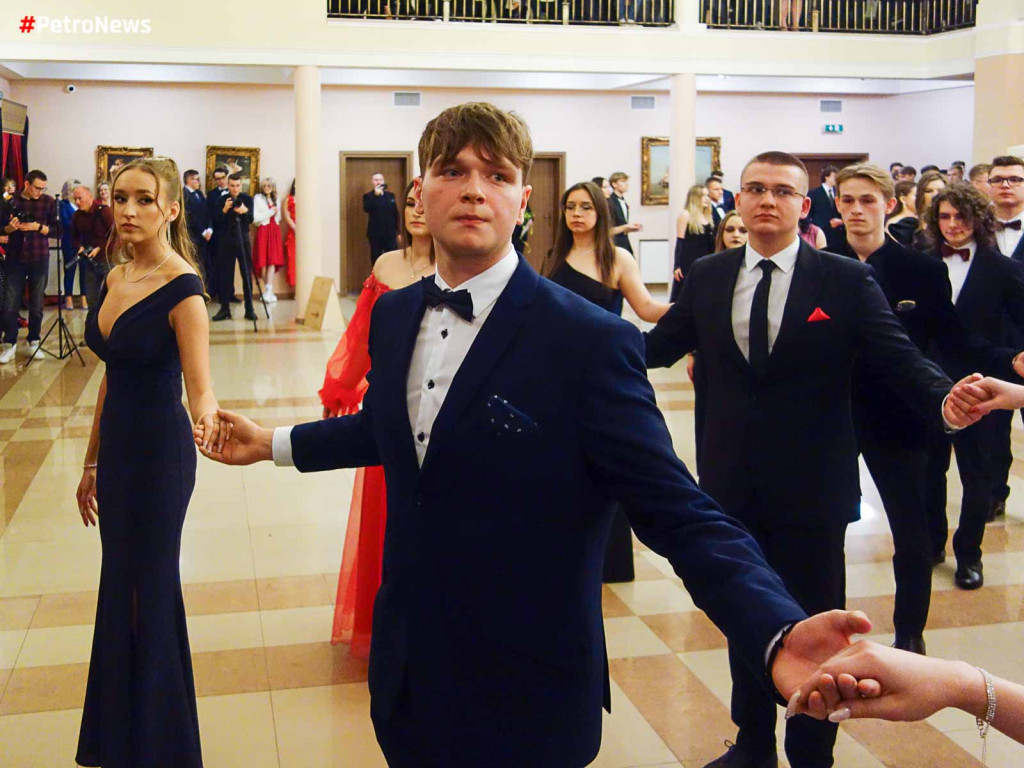 Widowiskowa studniówka III Liceum Ogólnokształcącego w Płocku [ZDJĘCIA]