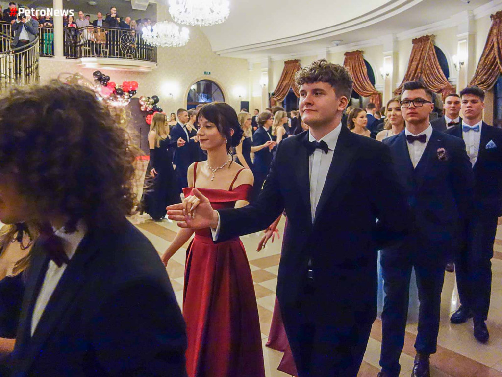Widowiskowa studniówka III Liceum Ogólnokształcącego w Płocku [ZDJĘCIA]