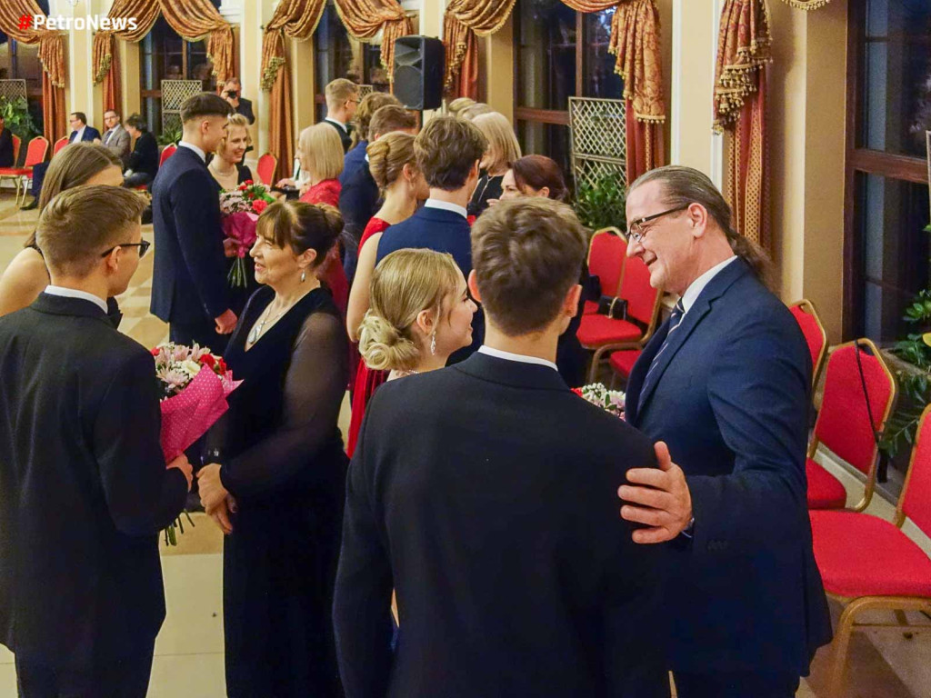 Widowiskowa studniówka III Liceum Ogólnokształcącego w Płocku [ZDJĘCIA]