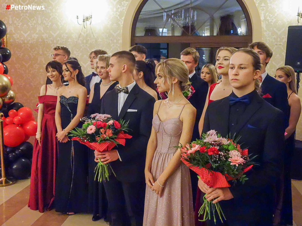 Widowiskowa studniówka III Liceum Ogólnokształcącego w Płocku [ZDJĘCIA]