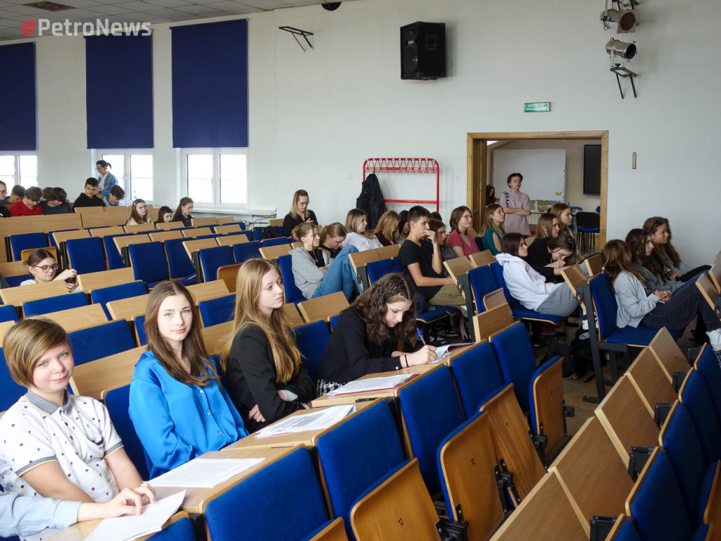 Uczniowie z Płocka i okolic wzięli udział w Debatach Oksfordzkich w Jagiellonce [ZDJECIA]